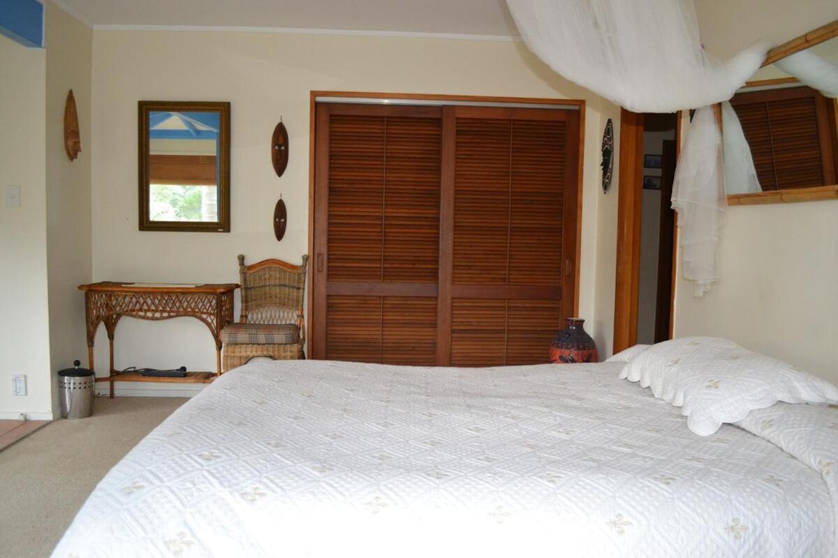 Great Barrier Oasis Lodge Tryphena Buitenkant foto